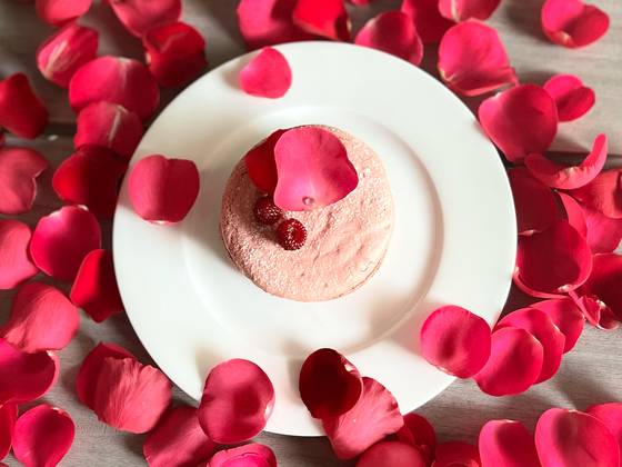 장미향이 매력적인 이스파한 다쿠아즈. 사진 안미연