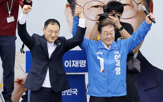 이재명 더불어민주당 대통령 후보가 16일 오전 전북 익산시 익산역 동부광장에서 김상욱 무소속 의원과 시민들에게 인사를 하고 있다.김성룡 기자/