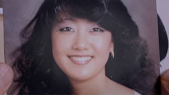 다큐멘터리 '케이 넘버'에 출연한 해외 입양인 미오카 밀러(김미옥)의 젊은 시절 사진. 8살(추정) 때 미국에 입양된 그는 양부모의 학대를 받고 자랐지만, 미용 사업의 성공을 토대로 현재 부동산 개발업자로 일하고 있다. 사진 마노엔터테인먼트