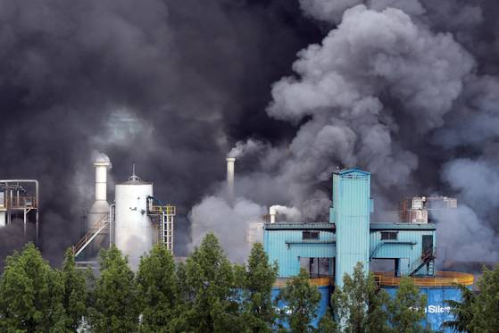 지난 17일 큰 화재가 발생한 광주 광산구 금호타이어 광주공장에서 소방 당국이 대응 2단계를 발령하고 헬기 등을 동원해 화재 진압에 안간힘을 쏟고 있지만, 불길이 좀처럼 잡히지 않고 있다. 금호타이어는 생산을 전면 중단했다. 김성룡 기자