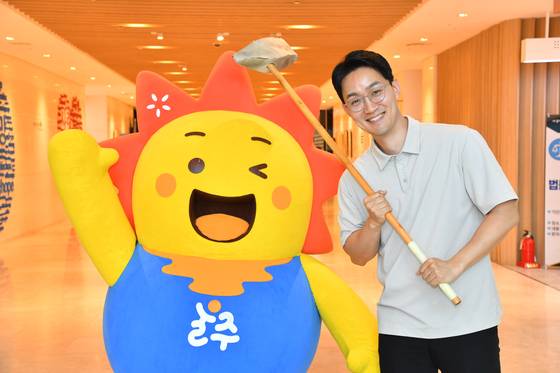 울산시 울주군청 행정 7급 정확석(40) 주무관. 그는 '옹기맨'이라는 이름으로 소셜네트워크서비스(SNS)와 유튜브에서 수백만 명의 눈길을 사로잡고 있다. 사진 울주군