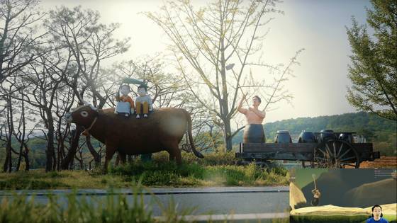 자루가 긴 도끼를 들고, 상의를 벗은 채 옹기 속에 몸을 욱여넣은 한 남자. 진지한 표정으로 웅장한 음악에 맞춰 화면에 등장하는 이 장면은 예상 밖의 웃음을 자아낸다. 옹기 속 주인공은 개그맨도 배우도 아니다. 울산시 울주군청 행정 7급 정확석(40) 주무관이다. 사진 울주군