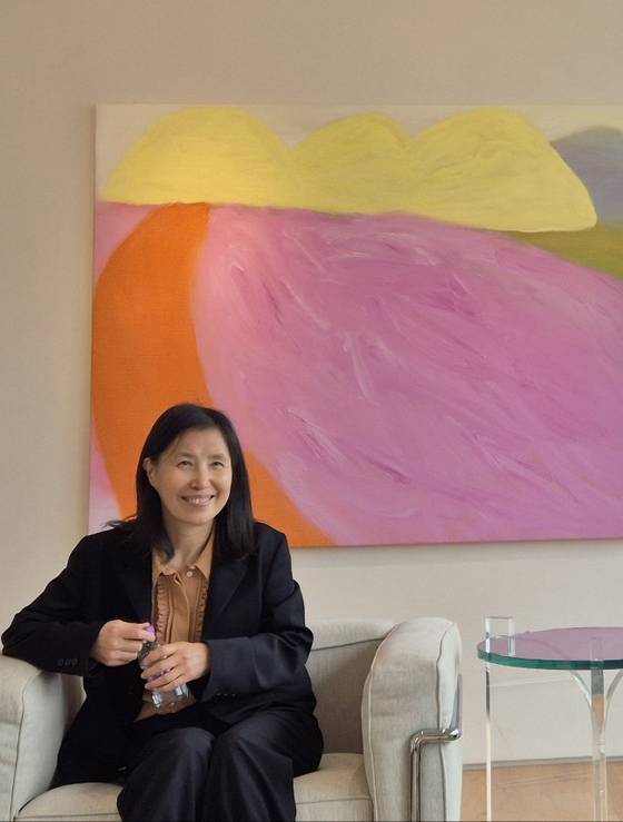 '진달래' 앞의 윤종숙. 리안갤러리 서울서 개인전 '봄'을 연다. 권근영 기자