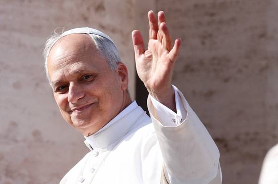 교황 레오 14세가 18일(현지시간) 바티칸 성 베드로 광장에서 열린 첫 미사를 앞두고 교황청에서 신자들에게 손을 흔들고 있다. 로이터=연합뉴스