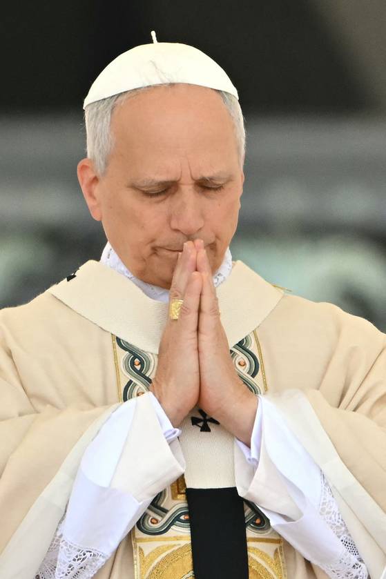 교황 레오 14세가 18일(현지시간) 바티칸의 성 베드로 광장에서 열린 즉위 미사에서 팔리움과 어부의 반지를 착용하고 기도하는 모습. AFP=연합뉴스