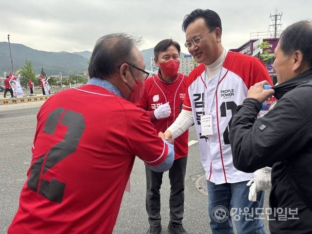 ▲ 6·3 대선 선거유세를 위해 15일 오전 홍천터미널 로타리에 도착한 국힘 유상범 의원이 박영록 홍천군의장과 인사를 나누고 있다. 유승현