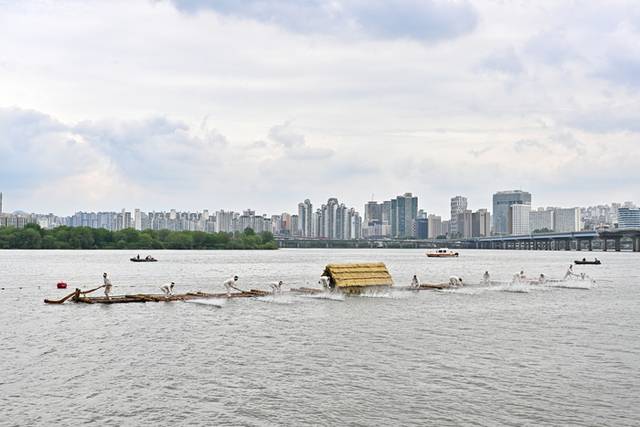 ▲ 정선아리랑문화재단은 지난 17일 서울 한강공원 물빛무대에서 1만여 명의 시민들이 참석한 가운데 정선아리랑 50주년을 기념해 ‘정선아리랑 in Seoul’ 행사를 통해 전통 뗏목 시연, 아리랑 공연 등을 성황리에 개최했다.