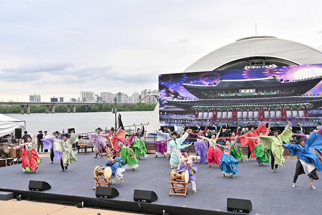 ▲ 정선아리랑문화재단은 17일 서울 한강공원 물빛무대에서 1만여 명의 시민들이 참석한 가운데 정선아리랑 50주년을 기념해 ‘정선아리랑 in Seoul’ 행사를 통해 전통 뗏목 시연, 아리랑 공연 등을 성황리에 개최했다.