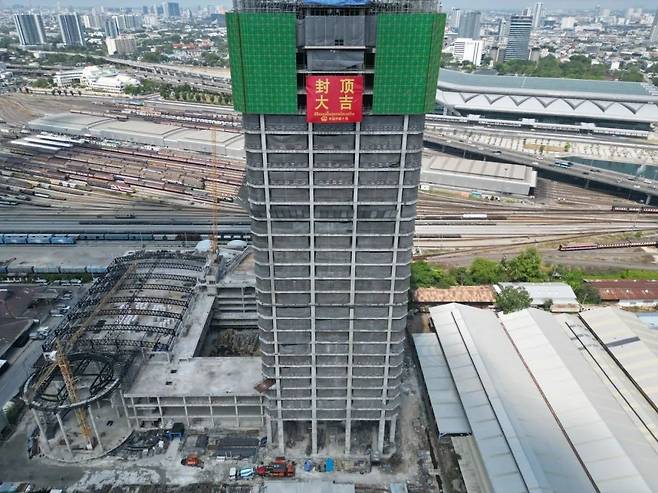 신축 중이던 태국 감사원 건물의 붕괴 전 모습. 중국 국영기업 계열 건설회사의 태국 법인과 태국업체인 ‘이탈리안-타이 개발(ITD)’가 합작해 짓고 있었다.(사진출처 : 태국 카오솟)