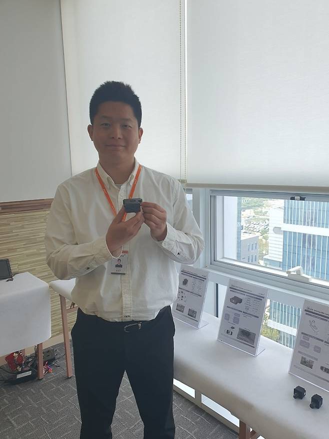 송일주 매니저가 빌트인 캠을 들어보이고 있다. 인천=윤현주 기자