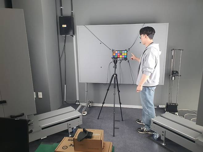 이병현 선임이 서라운드 뷰 모니터 정합성 평가를 하고 있다. 인천=윤현주 기자