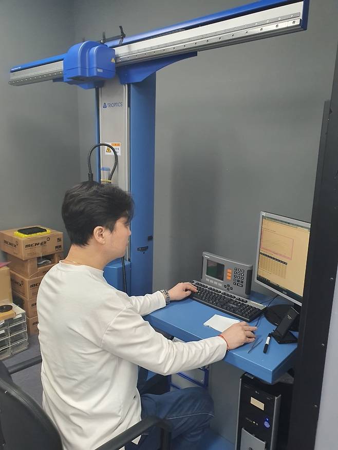 오기환 수석이 렌즈 MTF 성능 측정을 하고 있다. 인천=윤현주 기자