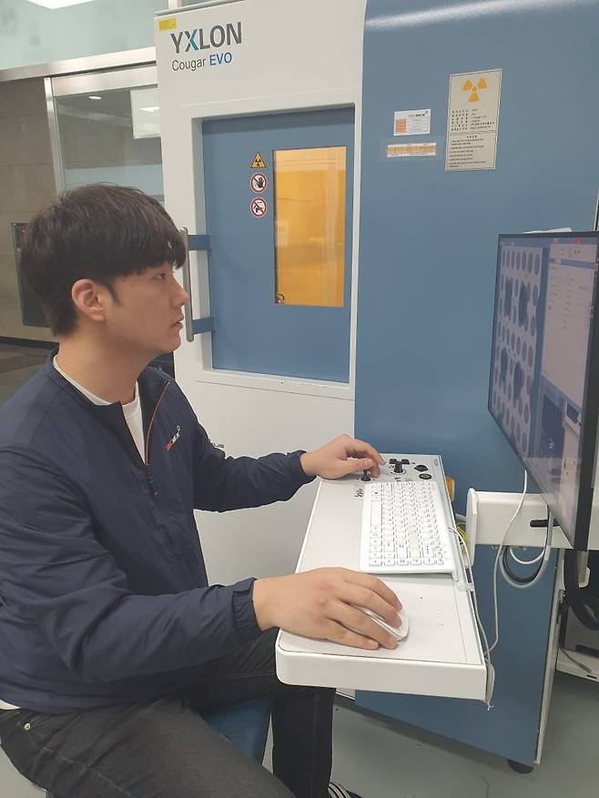 김종민 매니저가 제품 엑스레이 검사 중이다. 인천=윤현주 기자