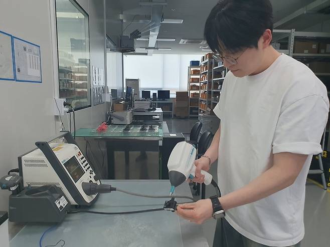 강주형 매니저가 정전기 실험을 진행하고 있다. 인천=윤현주 기자