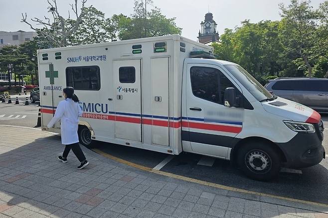 서울 연건동 서울대병원에서 대기중인 서울중증환자 공공이송센터(SMICU) 구급차. 서울대병원은 총 4대의 SMICU를 운용하고 있다. 권용훈 기자
