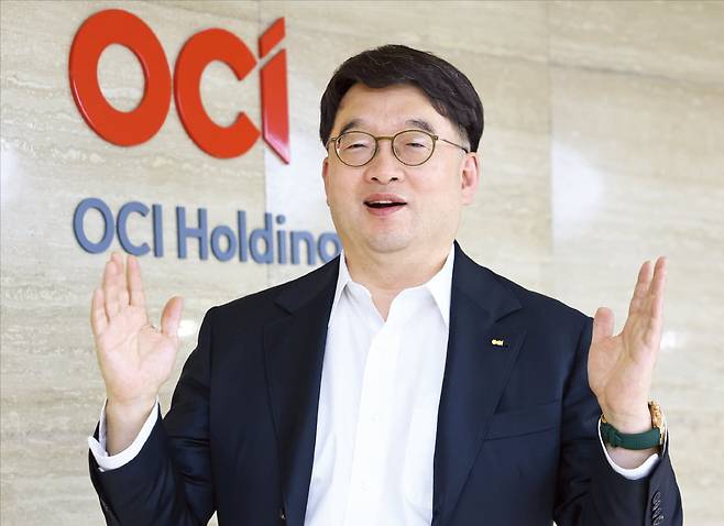 이우현 OCI홀딩스 회장은 지난 16일 서울 소공동 본사에서 한국경제신문과 한 인터뷰에서 “종합 태양광 전지 기업으로 회사의 업(業)을 바꾸고 미국에서 필요로 하는 모든 태양광 관련 제품을 만들겠다”고 말했다.   이솔 기자