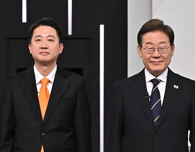 이재명(오른쪽부터) 더불어민주당·이준석 개혁신당·권영국 민주노동당·김문수 국민의힘 대선 후보가 중앙선거방송토론위원회 주관으로 18일 서울 상암동 SBS 프리즘센터 스튜디오에서 열린 제21대 대선 1차 후보자 토론회에서 기념 촬영을 하고 있다. 국회사진기자단