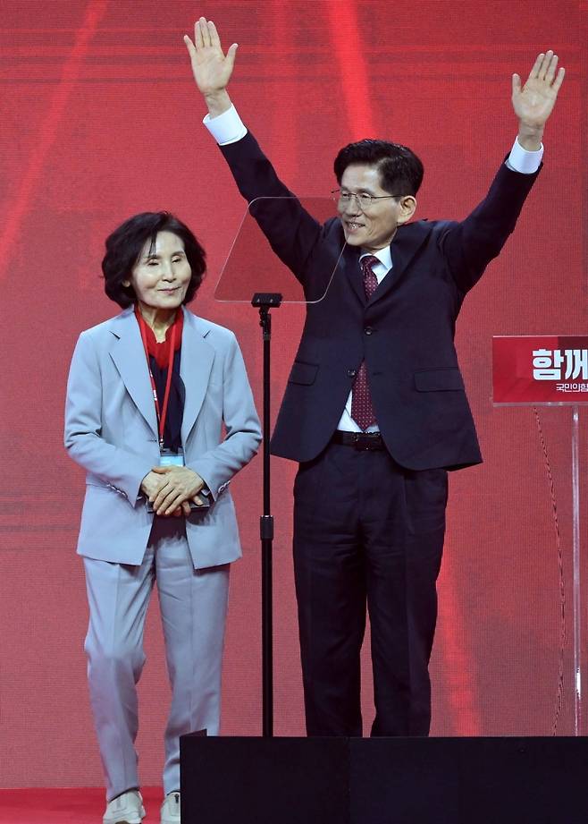 김문수 국민의힘 대선 후보가 5월 3일 경기 고양시 일산 킨텍스에서 열린 국민의힘 제5차 전당대회에서 최종 후보로 선출된 뒤 수락연설을 하며 배우자인 설난영 씨와 인사하고 있다. 사진=김범준 한국경제신문 기자