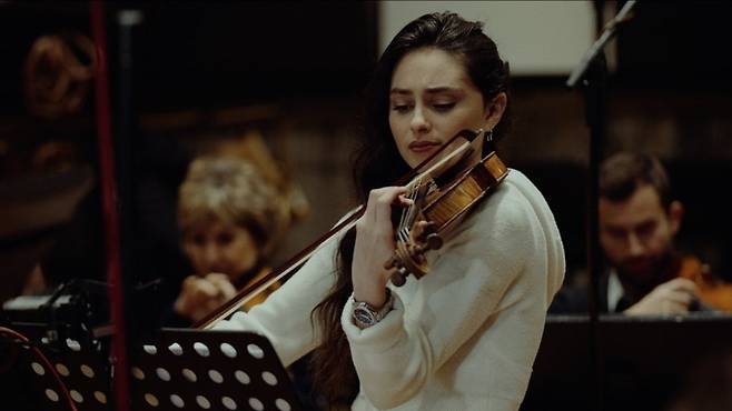 바이올리니스트 에스테르 이브라미 / 사진=애플뮤직