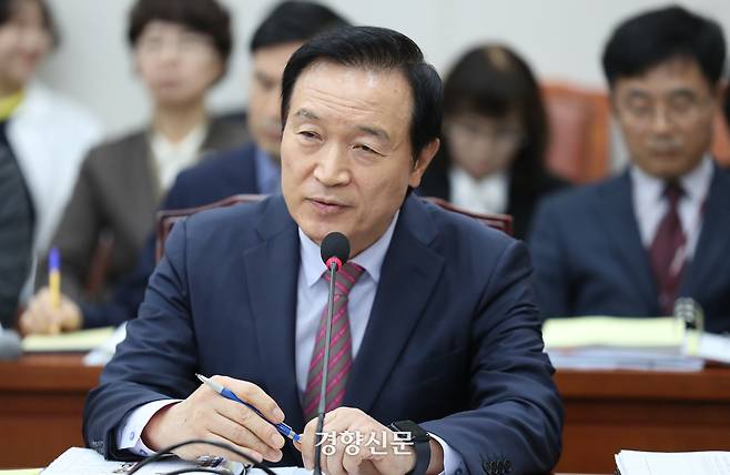 임태희 경기도교육감이 지난해 10월22일 국회 교육위 국정감사에서 의원질의에 답하고 있다. 박민규 선임기자