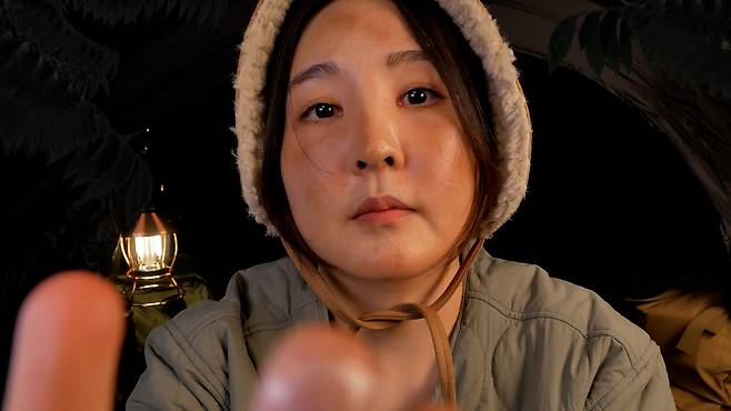 유튜버 하쁠리가 지난해 12월 19일 올린 ASMR 영상의 한 장면. 가상인물 윤석놈이 2차 계엄을 선포하자 산 속으로 피한 시민을 치료해주는 상황극을 ASMR 콘텐츠로 만들었다. 유튜브채널 하쁠리 영상 캡처