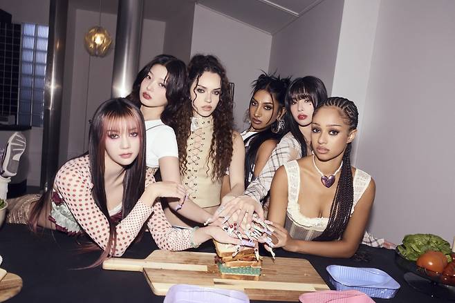 걸그룹 캣츠아이. (왼쪽부터) 메간, 윤채, 다니엘라, 라라, 소피아, 마농. 하이브 레이블스 제공