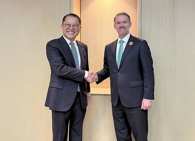 한화오션 김희철 대표(왼쪽)가 지난 16일 오후 제이미슨 그리어 미국무역대표부(USTR) 대표와 만나 조선산업 협력방안에 대해 논의하고 악수하고 있다. 한화오션 제공