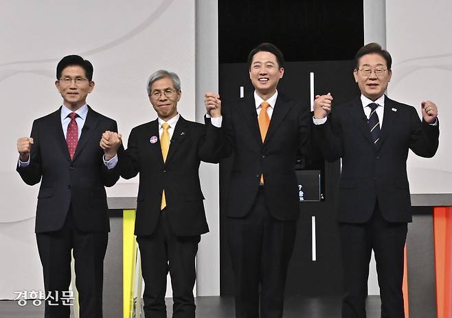 이재명 더불어민주당 후보, 이준석 개혁신당 후보, 권영국 민주노동당 후보, 김문수 국민의힘 후보(오른쪽부터)가 중앙선거방송토론위원회 주관으로 18일 서울 상암동 SBS 프리즘센터 스튜디오에서 열린 제21대 대선 1차 후보자 토론회에서 기념 촬영을 하고 있다. 국회사진기자단