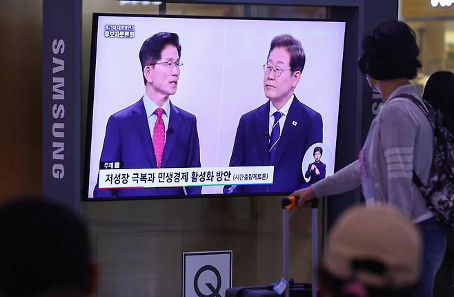토론 지켜보는 시민들 시민들이 18일 서울역 대합실에서 제21대 대통령 선거 1차 후보자 토론회 중계방송을 지켜보고 있다. 연합뉴스