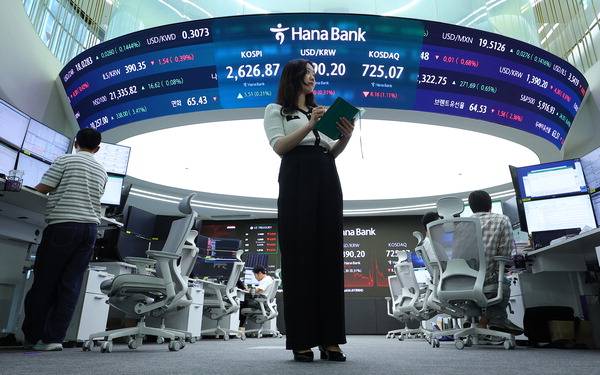 불닭볶음면 등 해외수출이 급증한 삼양식품이 주당 100만 원이 넘는 이른바 ‘황제주’로 등극했다. 사진은 지난 16일 서울 중구 하나은행 딜링룸에 코스피와 원/달러 환율, 코스피 지수가 표시돼 있는 모습. 연합뉴스