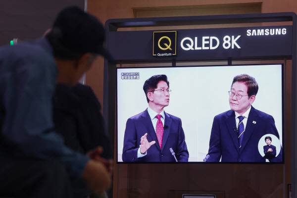 18일 서울역 대합실에서 시민들이 제21대 대선 1차 후보자 토론회 중계방송을 지켜보고 있다. 연합뉴스