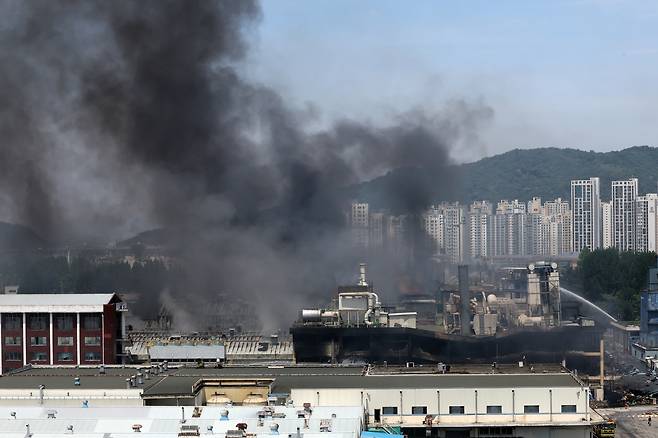 Black smoke is seen above the Kumho Tire factory in Gwangju on the morning of May 18. [YONHAP]