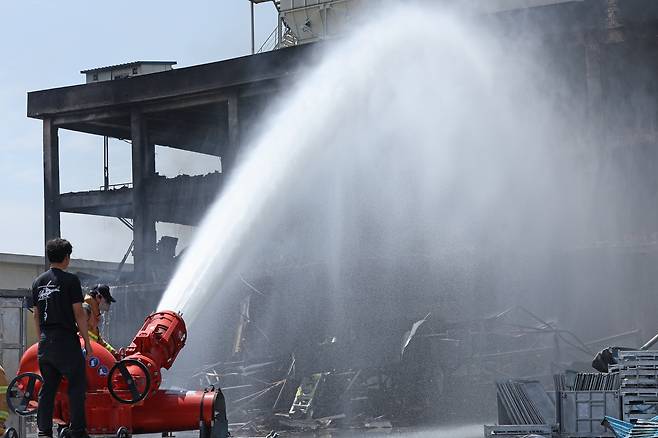 Fire authorities try to put out a fire at the Kumho Tire factory in Gwangju on the morning of May 18. [NEWS1]