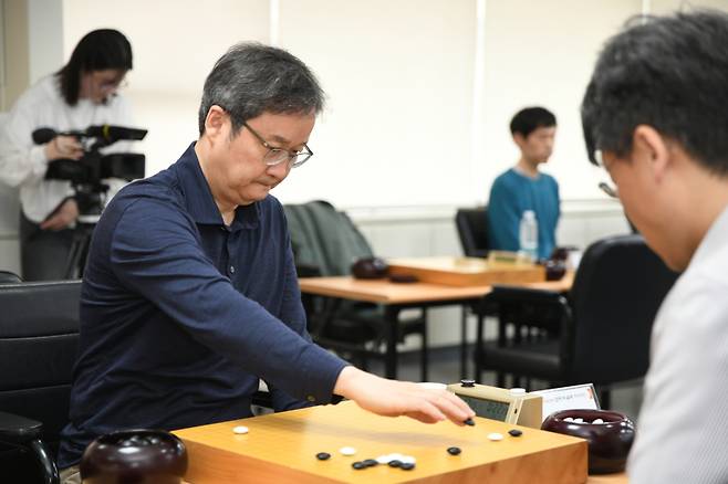 지지옥션배 예선을 통과한 유창혁 9단. 대주배 결승에서 이창호 9단을 꺾는 등 최근 기세가 좋다. 한국기원 제공