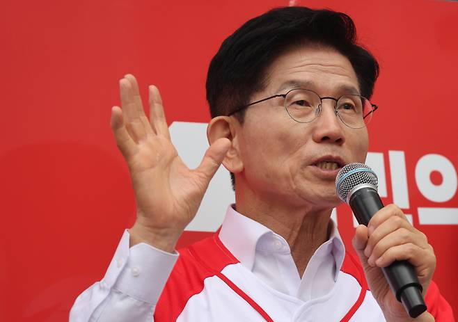 김문수 국민의힘 대선 후보가 16일 경기 화성시 동탄역 앞에서 GTX 관련 공약 발표를 하고 있다. 연합뉴스