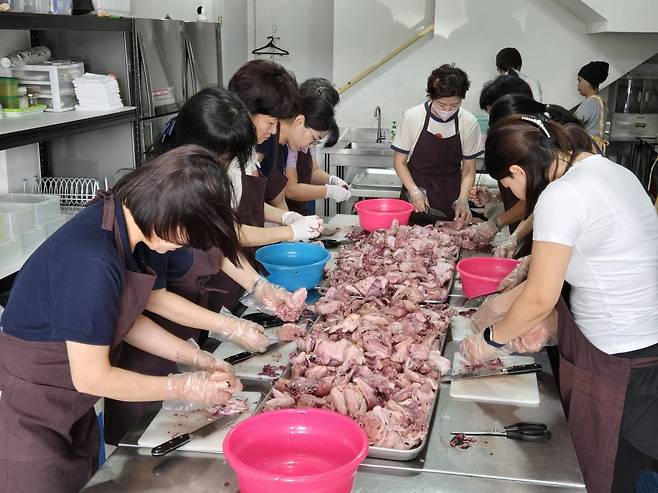 인도네시아 자카르타 한마음교회 성도들이 15일(현지시간) 탕에랑 센터에서 도시락을 만들고 있다. 임진철 선교사 제공