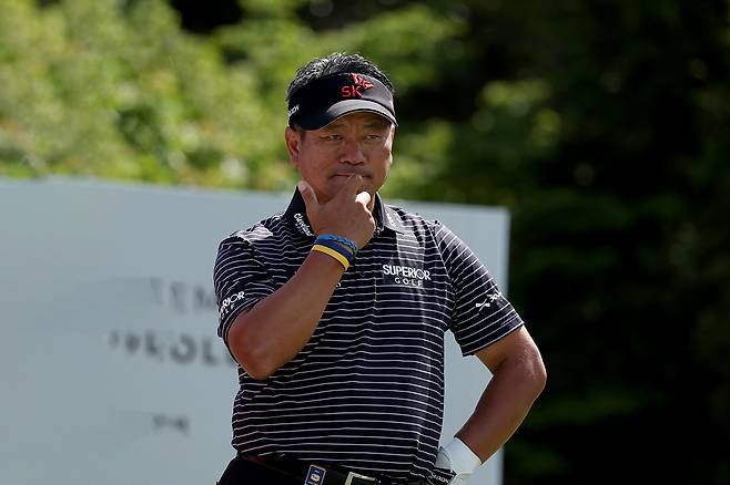 17일 제주도 서귀포시 핀크스GC에서 열린 SK텔레콤 오픈 2라운드 2번홀 티그라운드에서 신중하게 공략지점을 살피고 있는 최경주. KPGA