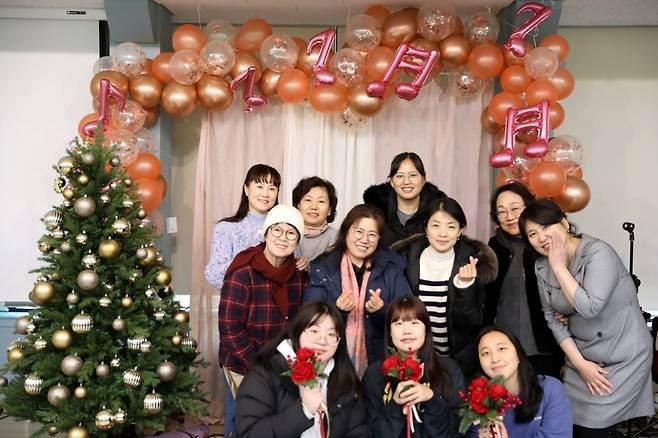 화평교회 이광희 집사가 화평교회 영아부를 함께 섬기고 있는 교사 선생님과 같이 찍은 단체사진.