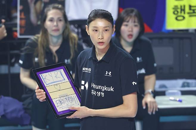김연경이 18일 인천 삼산체육관에서 열린 ‘KYK 인비테이셔널 2025’ 세계 올스타전에서 스타팀을 이끌며 작전을 지시하고 있다. 연합뉴스