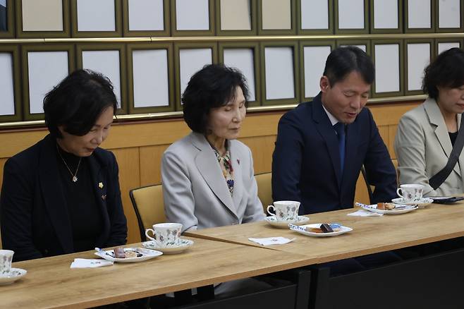 김문수 국민의힘 대선 후보의 부인 설난영(왼쪽 두번째) 여사가 18일 광주 남구 광주양림교회를 찾아 기도하고 있다. 국민의힘 제공
