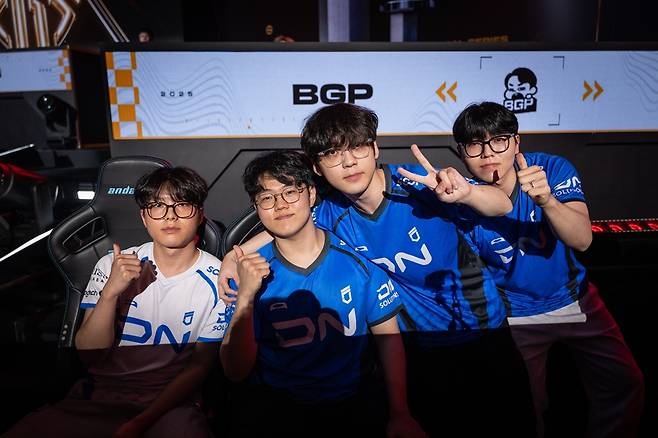 결승 1일차 치킨 획득 후 기뻐하는 DN 프릭스 선수단. 크래프톤 제공