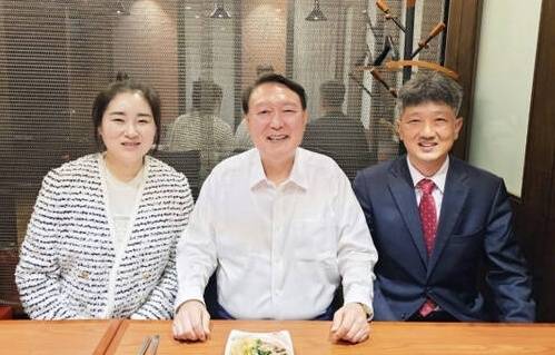 윤석열 전 대통령 탄핵 심판 당시 "계엄으로 계몽됐다"고 말했던 김계리 변호사(왼쪽)가 17일 국민의힘에 입당했다고 밝혔다. 김계리 변호사 페이스북