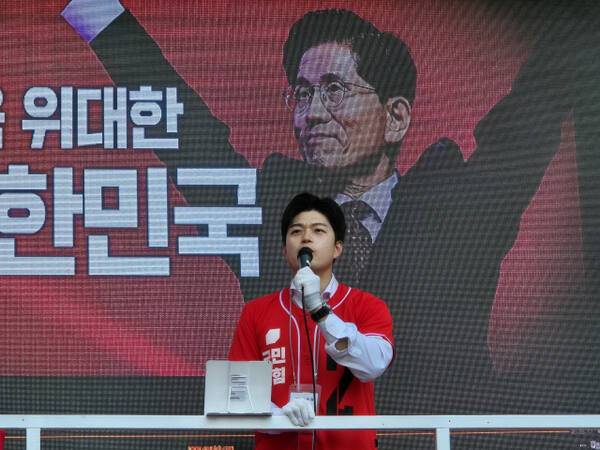 18일 국민의힘 김용태 비상대책위원장이 수원 광교를 찾아 유세 발언을 이어가고 있다. 김한울기자