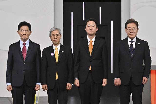 더불어민주당 이재명(오른쪽부터)·개혁신당 이준석·민주노동당 권영국·국민의힘 김문수 대선후보가 18일 SBS 프리즘센터 스튜디오에서 열린 제21대 대선 1차 후보자 토론회 시작에 앞서 기념촬영하고 있다. 국회사진기자단