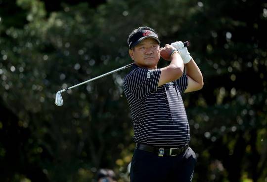 아이언 샷 날리는 최경주.