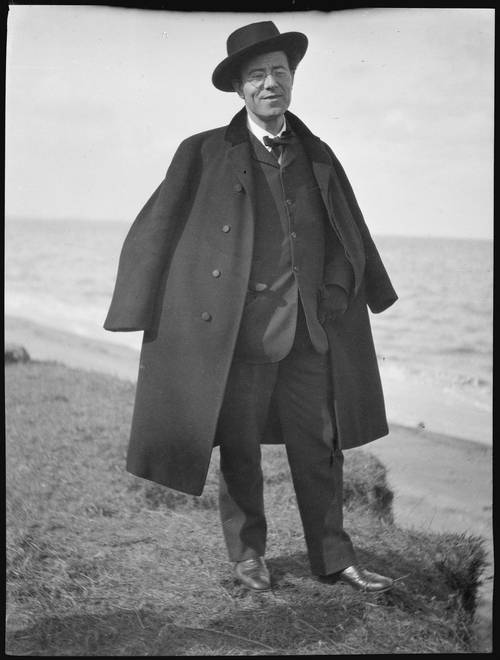 1906년 네덜란드 방문 당시 암스테르담 근교 자위더르해(현 에이설호)를 방문한 구스타프 말러. 남아있는 사진 중 몇 안되는 웃는 모습이다. [사진 = Hendrik de Booy·암스테르담 시립 기록 보관소]