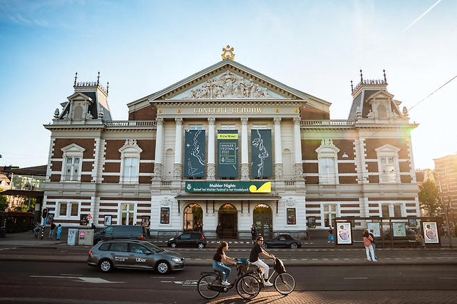 네덜란드 암스테르담 콘세르트헤바우에 말러 페스티벌 개최를 알리는 포스터가 붙어 있다. [사진 = Jessie Kamp]