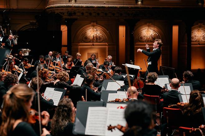 네덜란드 암스테르담 콘세르트헤바우에서 열린 말러 페스티벌 중 지난 9일(현지 시간) 말러 교향곡 1번을 연주하는 지휘자 클라우스 메켈레와 로열콘세르트헤바우 오케스트라(RCO). [사진 = Eduardus Lee]