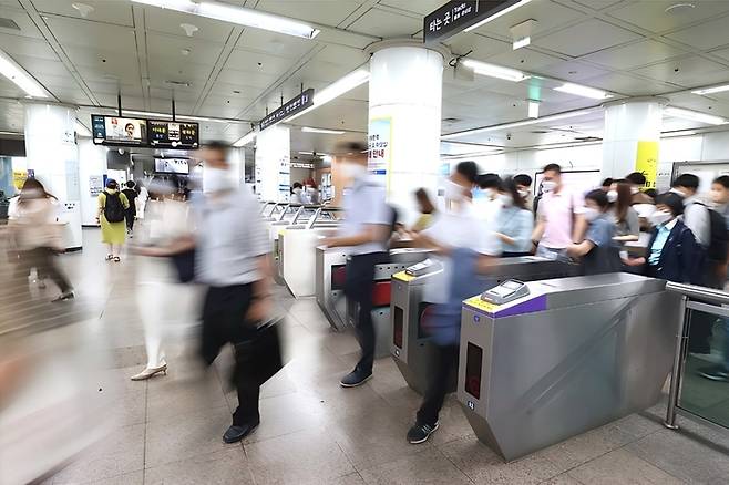 직장인 퇴근길 모습. [사진 = 연합뉴스]