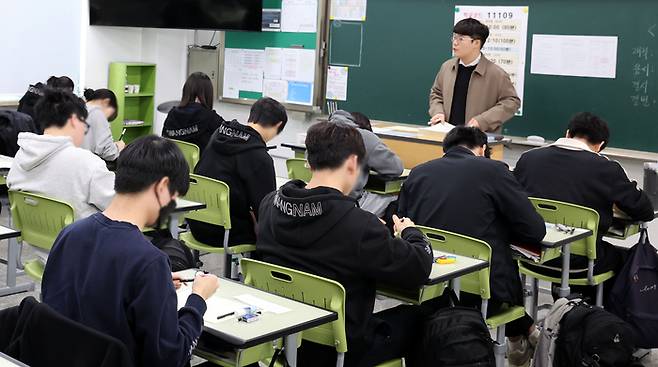 고등학교 1,2,3 학년 올해 첫 전국연합학력평가가 열렸던 지난 3월 26일 서울 광진구 광남고등학교에서 고3 학생들이 시험을 치르고 있다. [사진공동취재단]